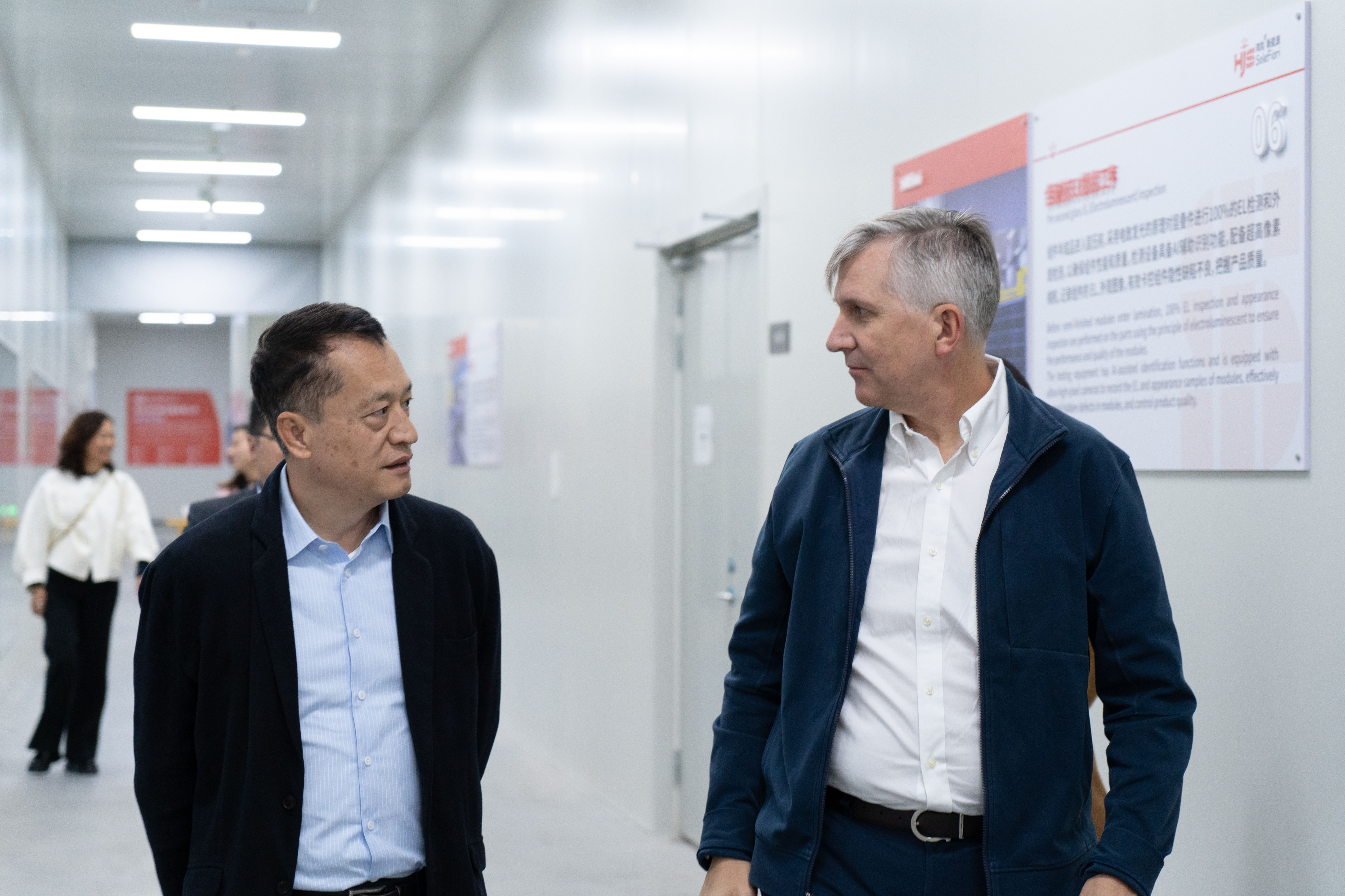 封面 Ohmium团队再访鸿钧 新年共启新篇章