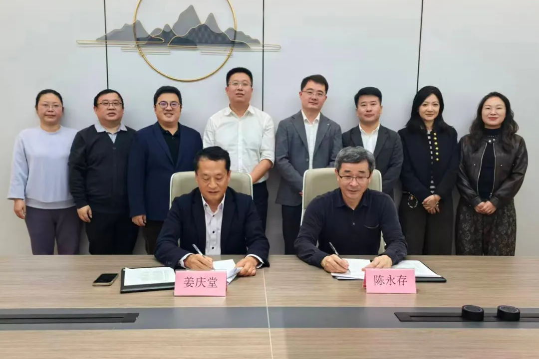 鸿钧与国电投新能源签署战略协议，深化异质结全链路协同 封面